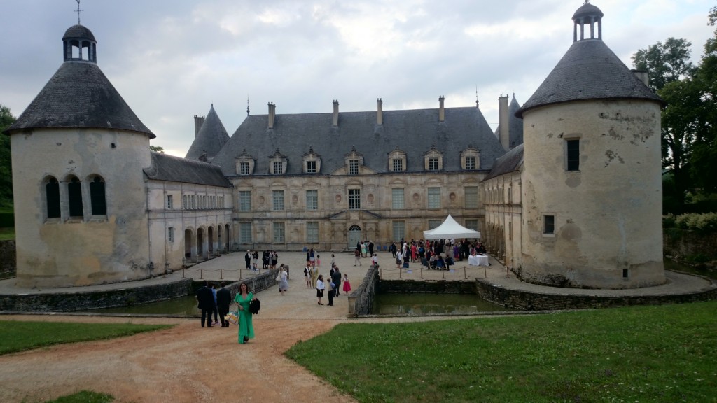 Location sonorisation et tonnelle vin d'honneur Château de Bussy le Grand MLA DIJON