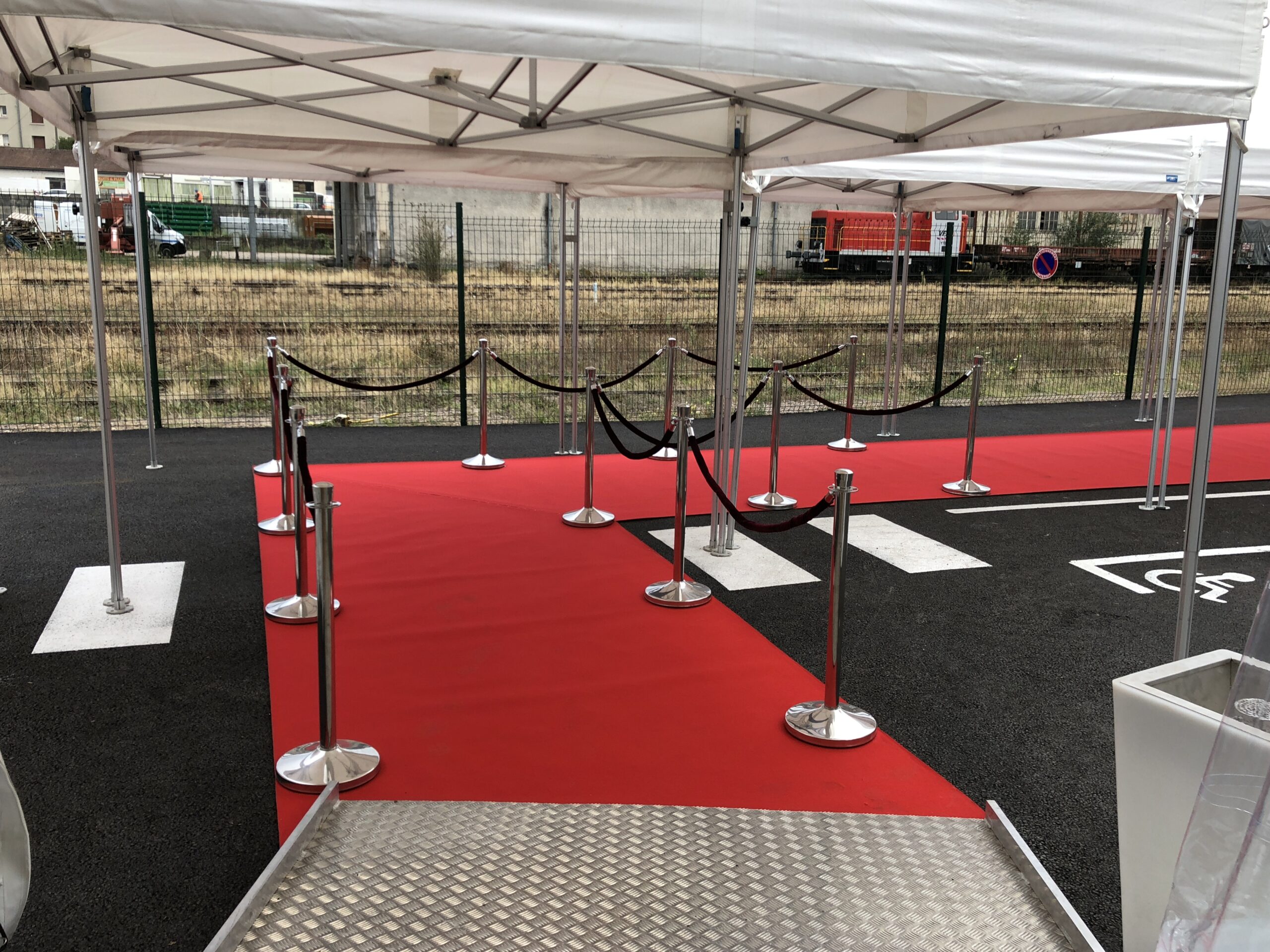 Entrée chapiteau Potelets et tapis rouge Entrée chapiteau Potelets et tapis rouge