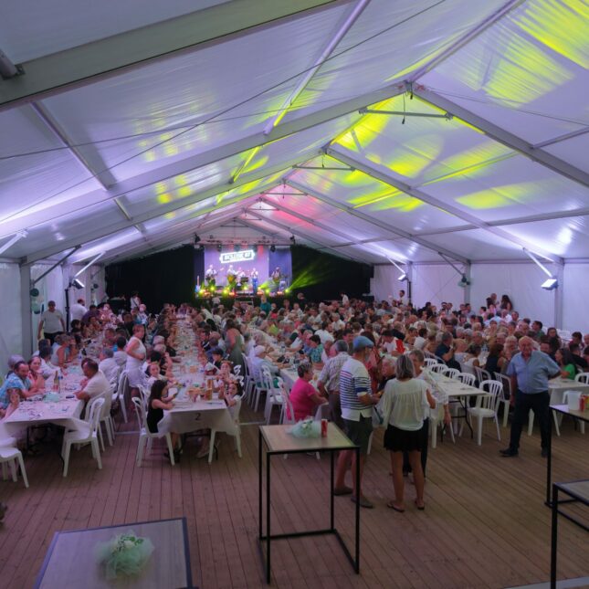 Soirée associative sous tente de réception